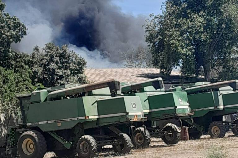 Fuerte incendio se registra en el fraccionamiento Santa Rocío, en el sector Aeropuerto de Culiacán