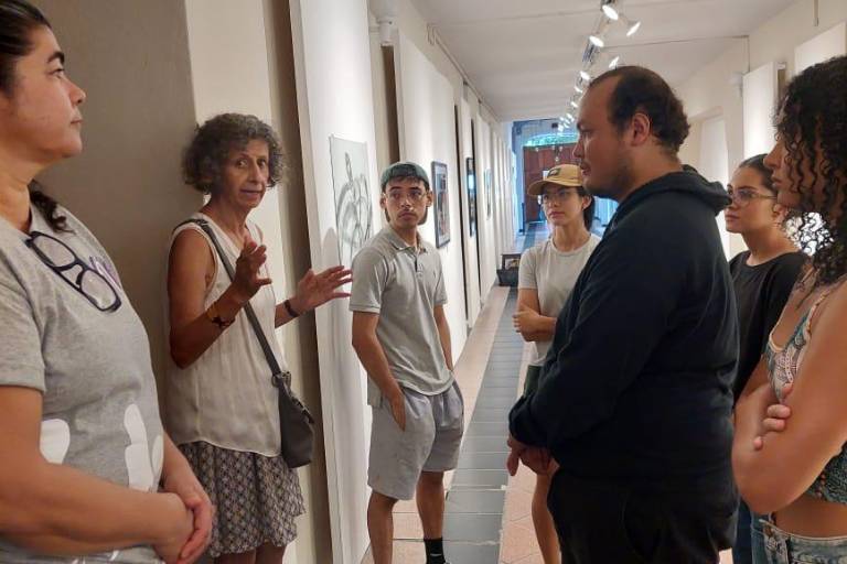 Hace Lucila Santiago un recorrido guiado en ‘Papeles Migrantes’