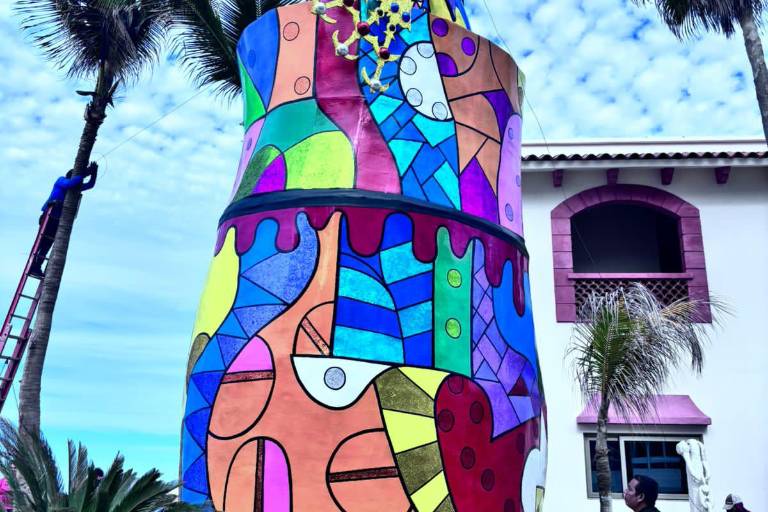 Avanza la instalación de monigotes para el Carnaval de Mazatlán 2025