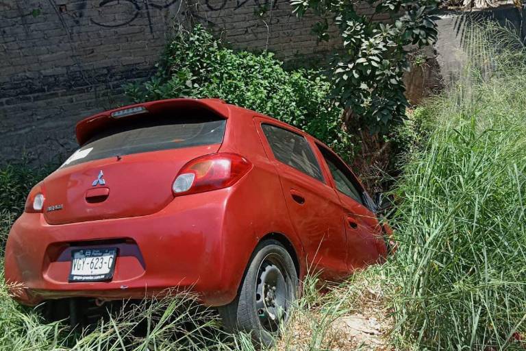 Cae auto al canal del paso a desnivel frente a la Jesús García, en Mazatlán