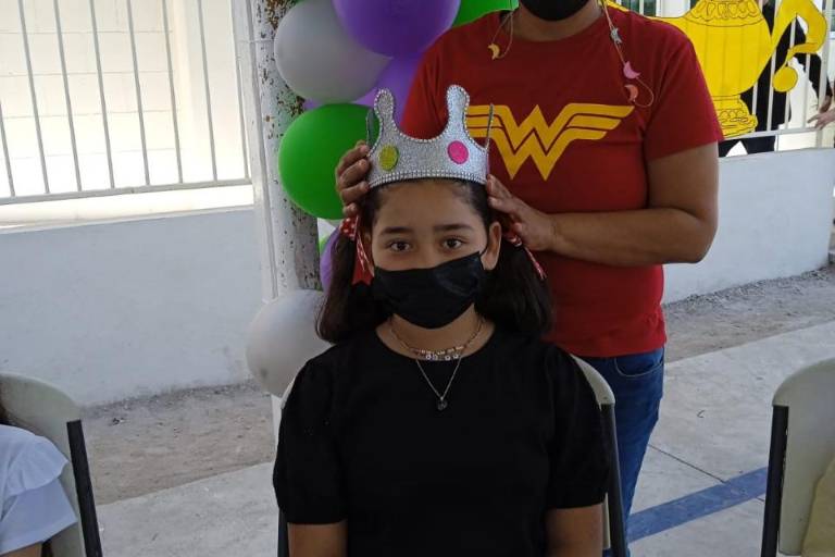 Colegio Valladolid Unidad Centro corona a sus reyes