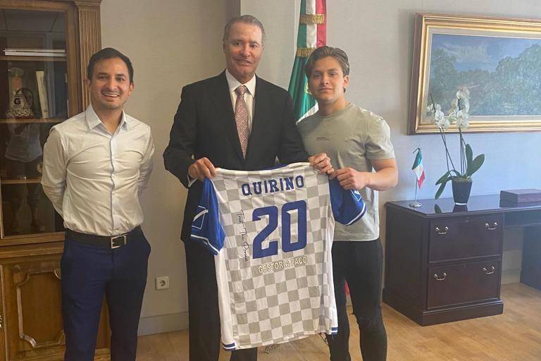 Quirino Ordaz recibe en la Embajada de México en España al futbolista sinaloense Diego Nevárez