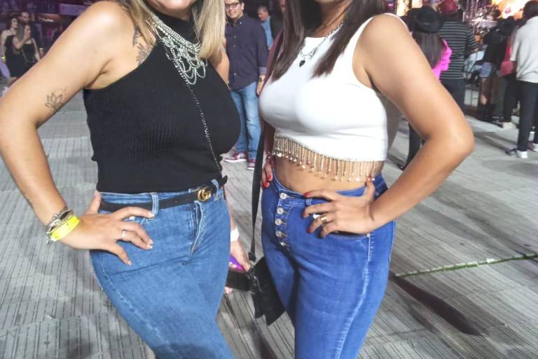 Disfrutan culiacanenses el espectáculo de Carin León en el Estadio de Los Tomateros