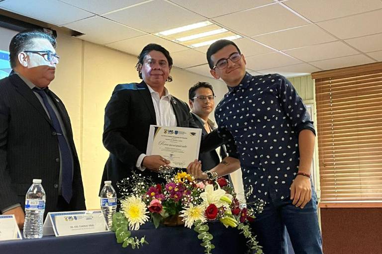 Humberto Quintero, periodista de Noroeste, se gradúa con excelencia de Periodismo en la UAS