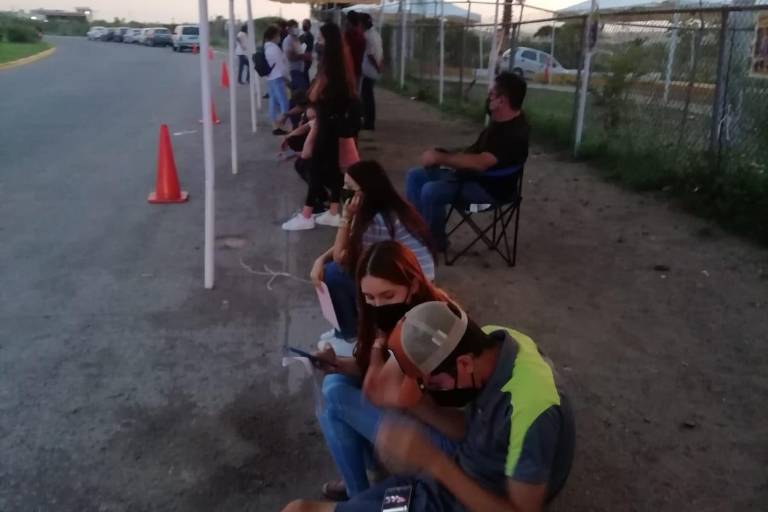 Jóvenes de 18 a 29 años de Culiacán se forman en los macrocentros para recibir la vacuna contra el Covid-19