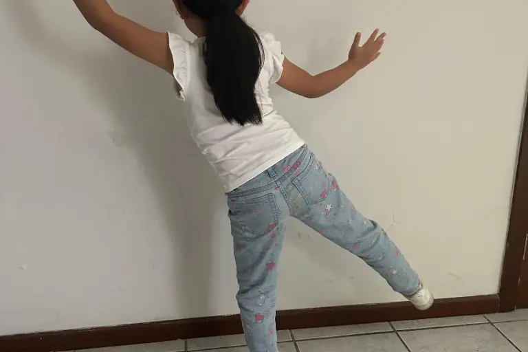 Valentina asiste al kínder, donde disfruta dibujar, contar, escribir, y es parte de la banda de guerra tocando el tambo.