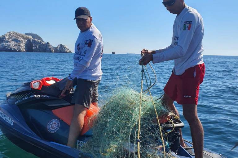 Retiran redes de pesca atoradas en las Piedras Blancas, frente a Mazatlán