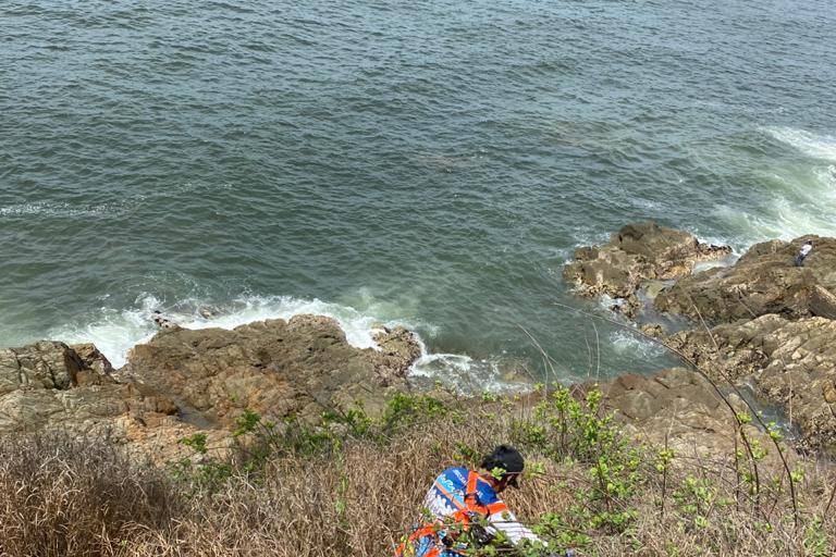 Operadora de Playas limpia acantilado de Colegio El Pacífico