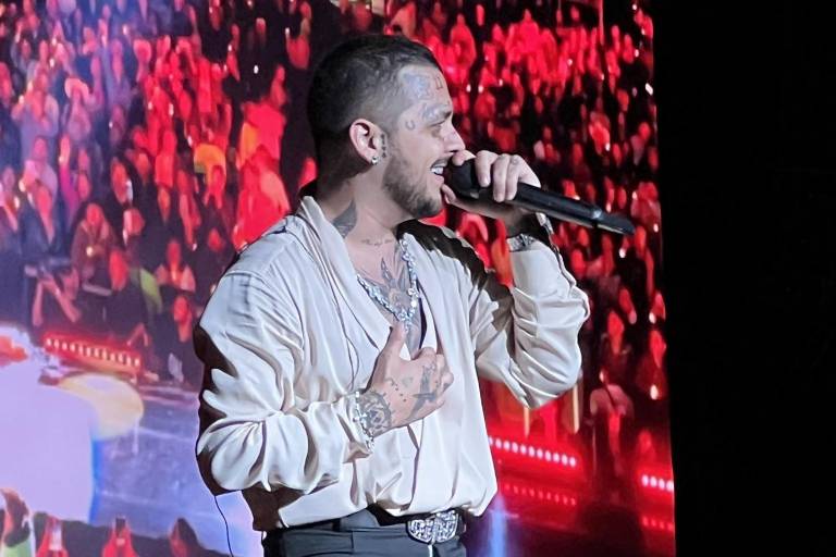 Christian Nodal llena el Foro Sol con 60 mil pesonas; sube a Cazzu al escenario