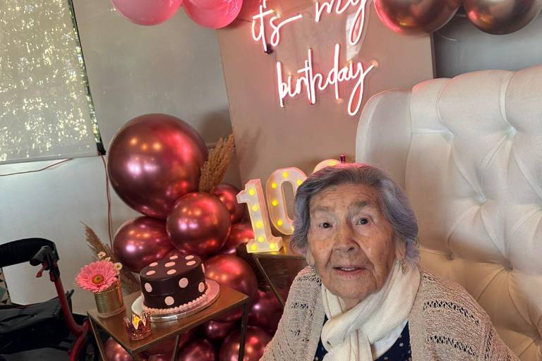 Celebra mamá Lupe 102 años rodeada del cariño de su familia
