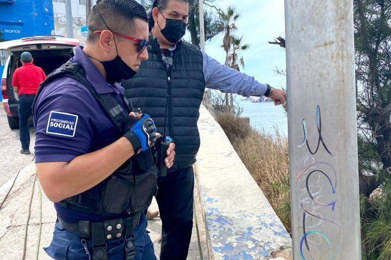 Operadora de Playas limpia acantilado de Colegio El Pacífico