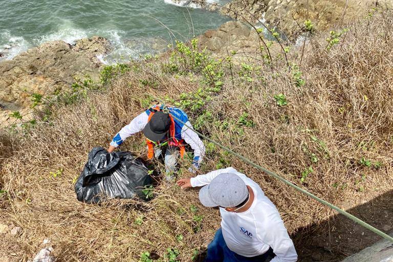 Operadora de Playas limpia acantilado de Colegio El Pacífico