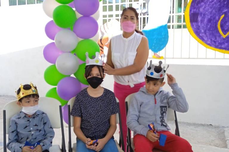 Colegio Valladolid Unidad Centro corona a sus reyes