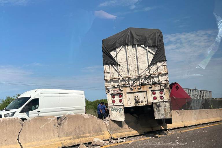 Tráiler choca contra muro de contención en la autopista Mazatlán-Culiacán