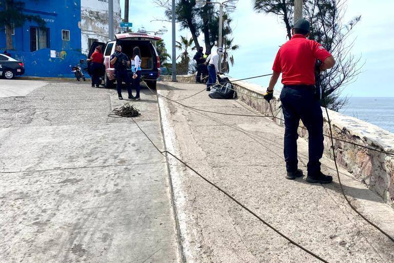 Operadora de Playas limpia acantilado de Colegio El Pacífico