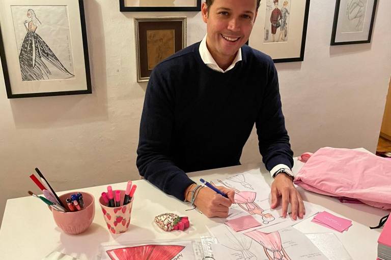 Vestirá el diseñador escuinapense Andrés Romo a la Reina Carolina III