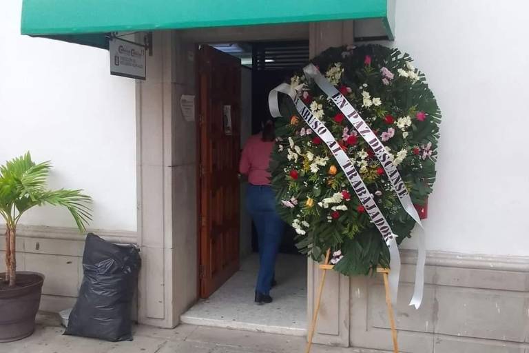 Dejan corona fúnebre en el Ayuntamiento de Culiacán; Rocha Moya lo considera de mal gusto