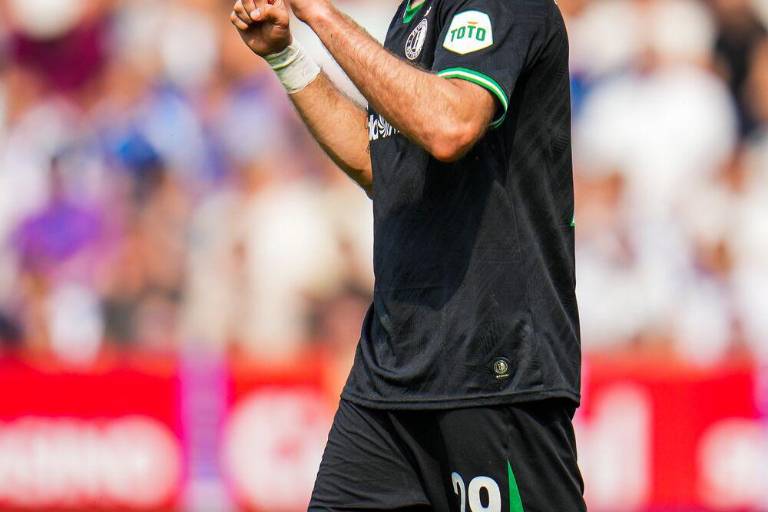 Santiago Giménez brilla con doblete en victoria 5-1 del Feyenoord