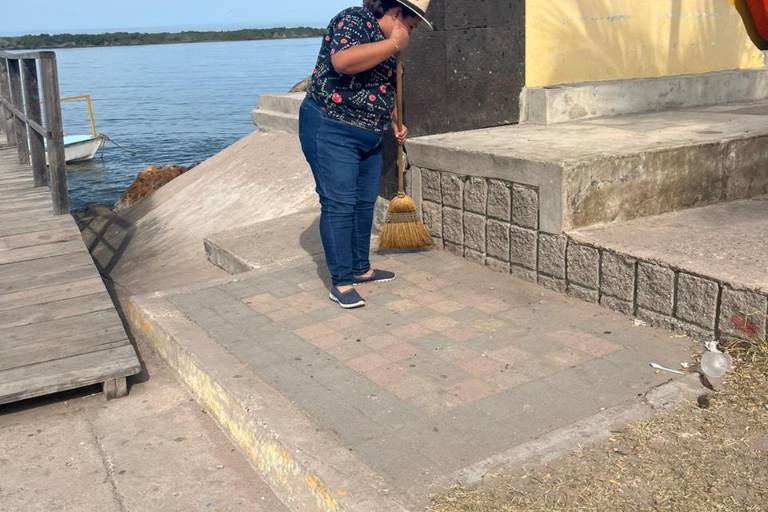 Realizan jornada de limpieza en malecón de Teacapán