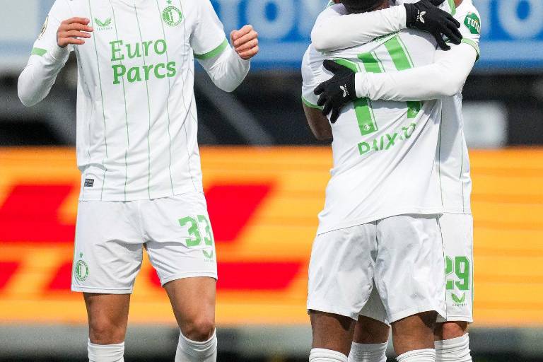 Santiago Giménez marca hat-trick en el derbi de Rotterdam
