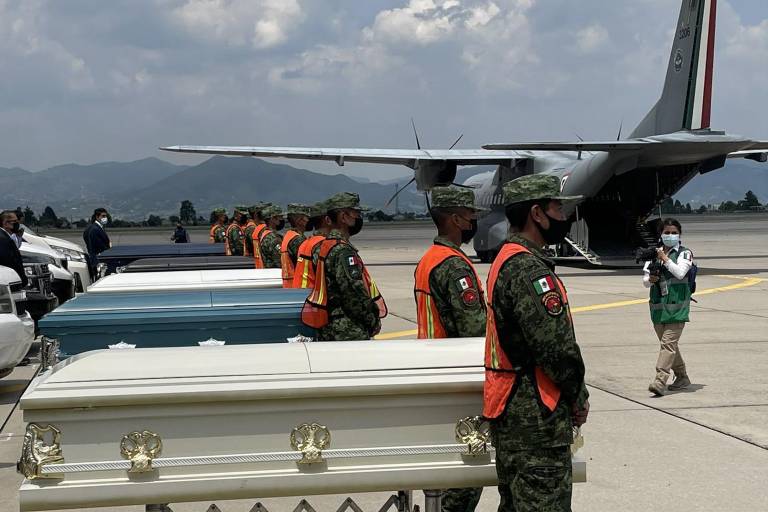 Llegan a México restos de ochos migrantes muertos dentro de tráiler en Texas