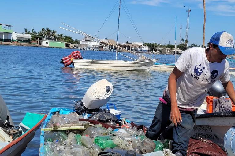 Recolectan 2.5 toneladas de plástico y artes de pesca en la bahía Santa María, en Angostura