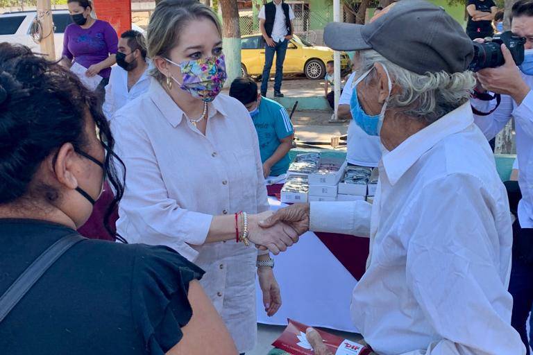 Adultos mayores reciben apoyo