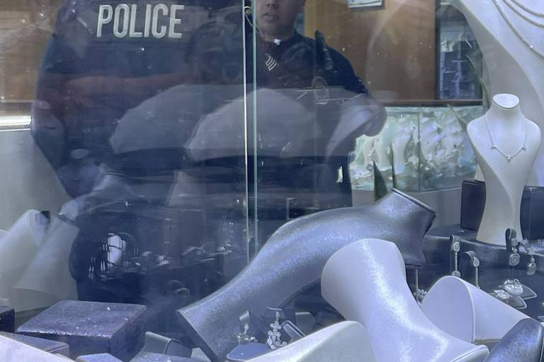 En Manhattan Beach, 11 ladrones vacían joyería a plena luz del día; logran huir