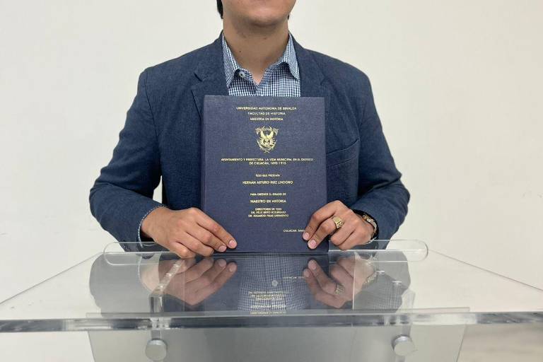 Obtiene grado de Maestro en Historia con Honores