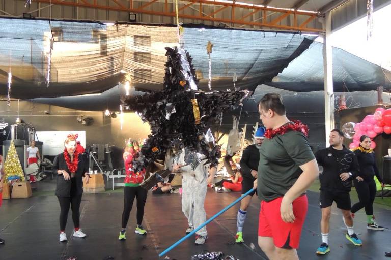 Entre burpees y sentadillas disfrutan clientes de Ludus Magnus su posada