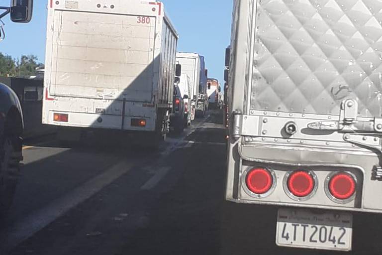 Se satura Autopista Mazatlán-Culiacán por falta de luz