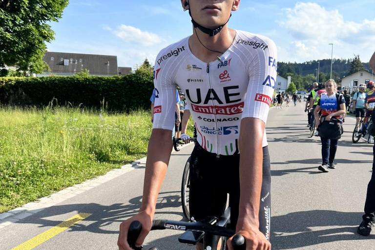 Isaac del Toro da positivo por Covid-19, pero puede seguir en La Vuelta a España