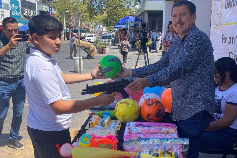 Buscan comerciantes de Culiacán sacar de su mercancía las armas de juguete tras reforma que sanciona su venta