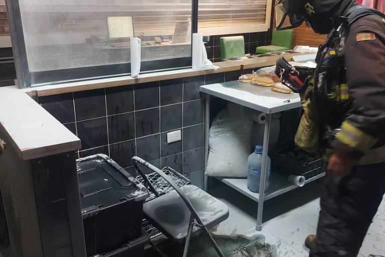 Causa tensión incendio; fue en la cocina del local de comida y se desconocen las causas: PC