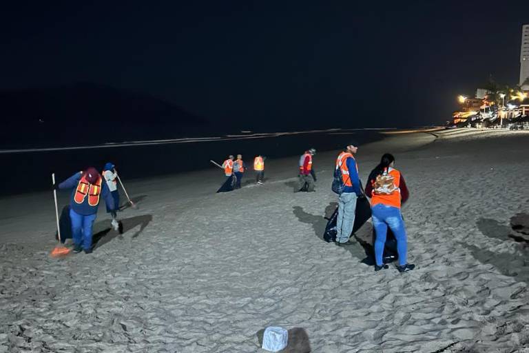 Limpian de madrugada las playas de Mazatlán; sacan más de 500 bolsas llenas de basura