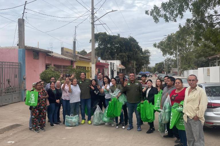 Jesús Valdés visita tianguis de la 5 de Febrero en Culiacán