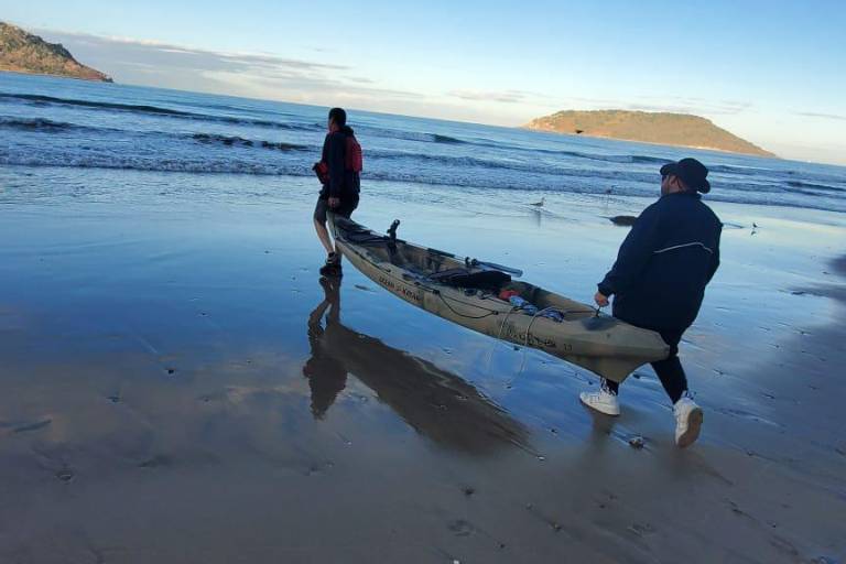Disfrutan kayakistas de la pesca deportiva en mar abierto