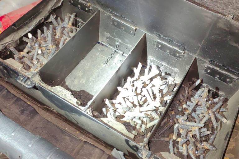 Aseguran en Culiacán vehículo con sistema para arrojar ponchallantas y camioneta con armas