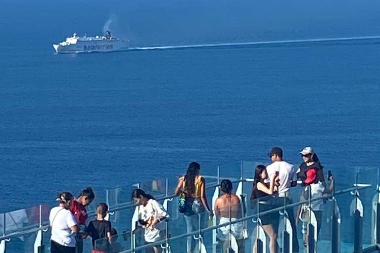 Decenas de turistas toman el Faro de Mazatlán como su destino turístico