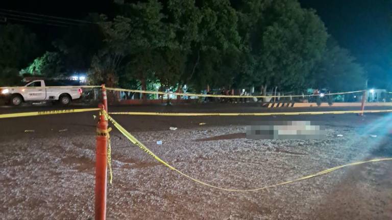 El accidente ocurrió sobre la carretera Los Mochis-El Fuerte; el motociclista resultó lesionado y fue trasladado a un hospital.