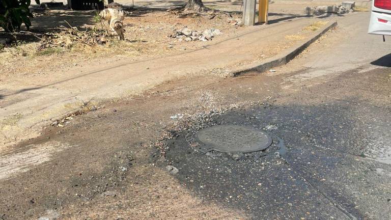 Personal de la dependencia acudió al lugar acompañados por el camión desazolvador, donde drenaron el agua estancada en la alcantarilla para solucionar el derrame.