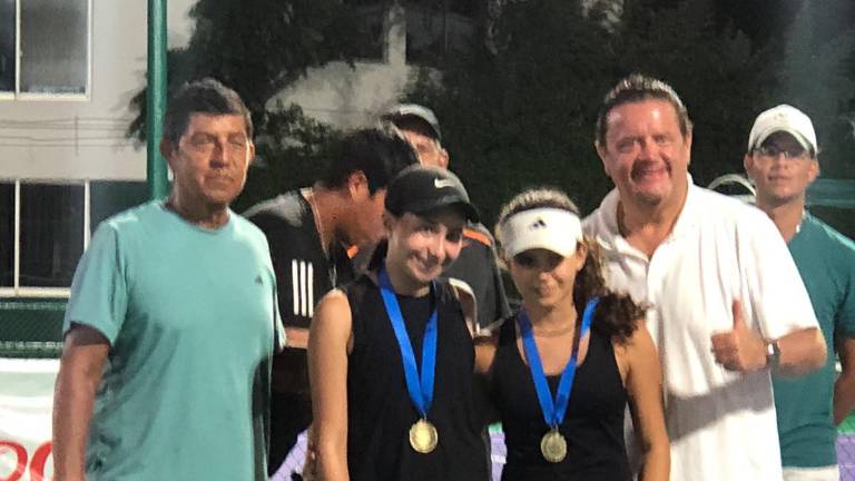 Las hermanas Téllez de Alba, con sus respectivos premios del Nacional G2 de tenis.