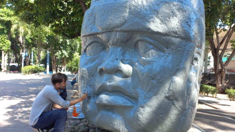 Tras polémica, regresan a su color original la cabeza olmeca del Parque Constitución, en Culiacán