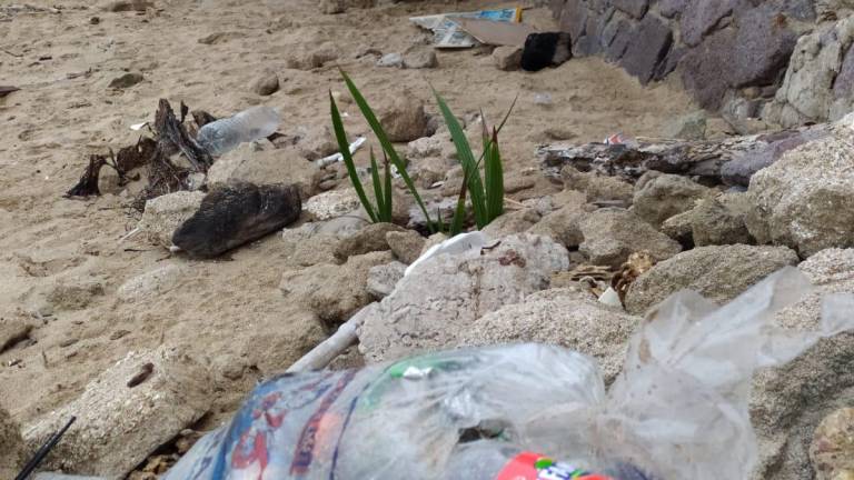 Dejan llenas de basura las playas del malecón de Mazatlán
