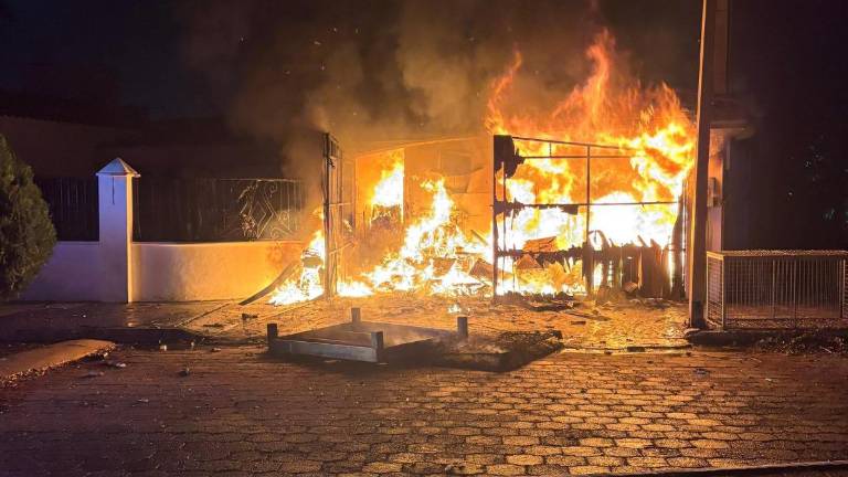 Una vivienda se incendió en Lomas de Mazatlán durante la madrugada de este jueves.