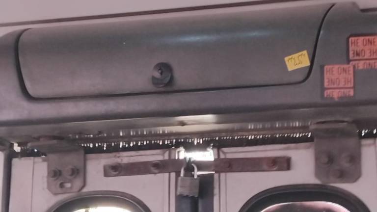 La puerta se mantuvo cerrada con un candado