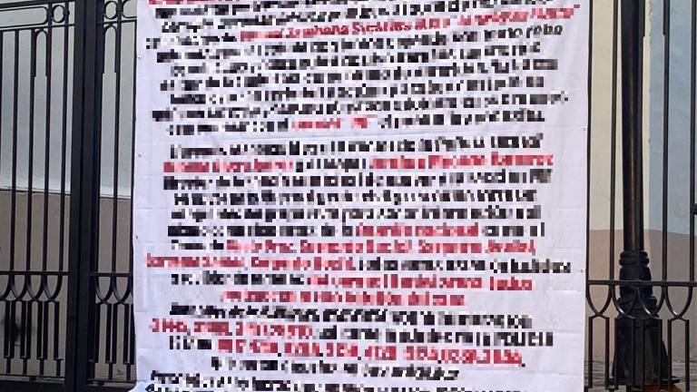 Una de las lonas fue localizada en la reja de la Catedral Basílica.