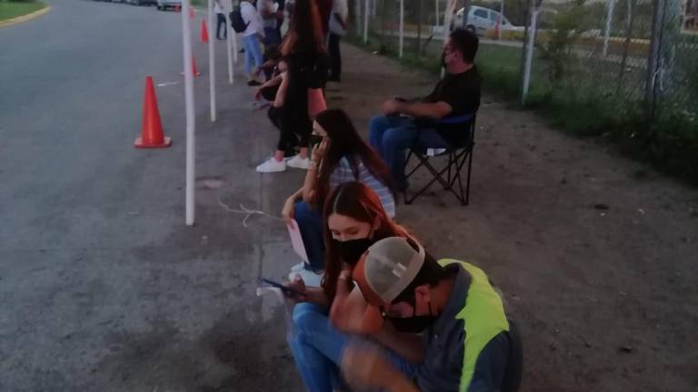 Los jóvenes se preparan para recibir su primera dosis contra el coronavirus.