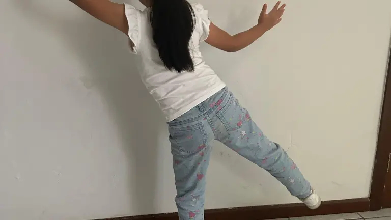 Valentina asiste al kínder, donde disfruta dibujar, contar, escribir, y es parte de la banda de guerra tocando el tambo.