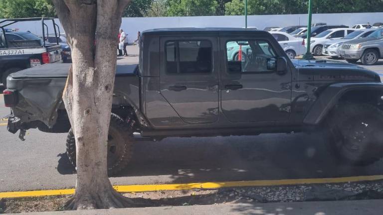 La camioneta marca Jeep tenía reporte de robo.